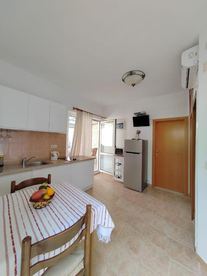Apartments Turan Centrally Located With Free Parking 이그라네 외부 사진