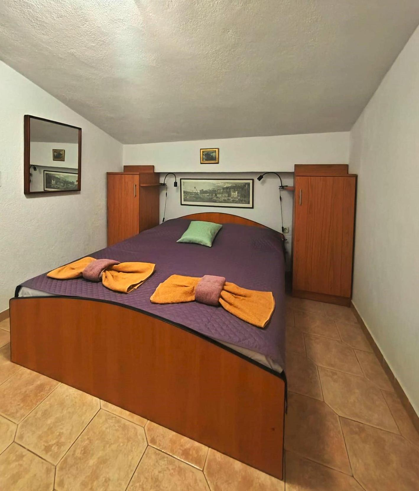 Apartments Turan Centrally Located With Free Parking 이그라네 외부 사진