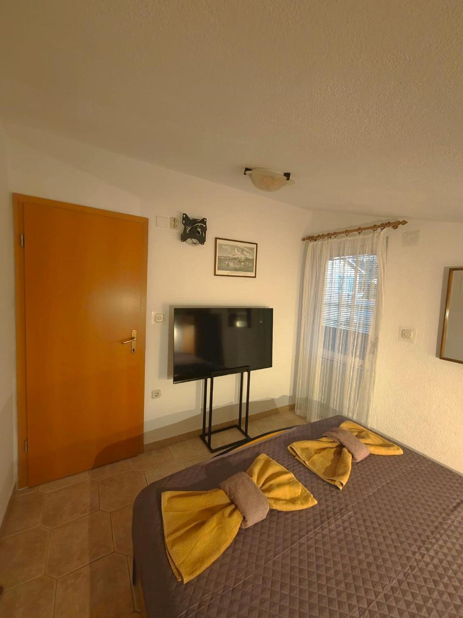 Apartments Turan Centrally Located With Free Parking 이그라네 외부 사진